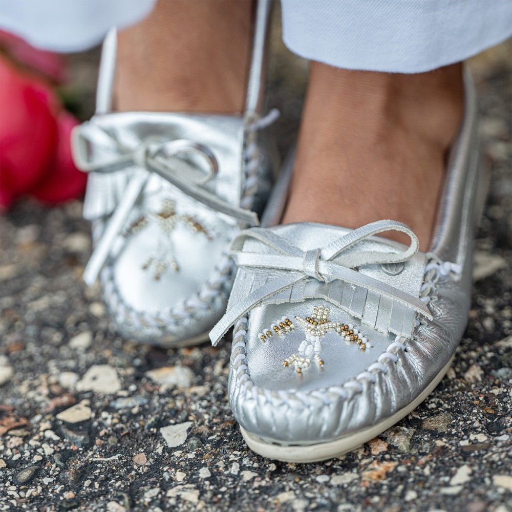 NEW Minnetonka Thunderbird Animikii Metallic Silver Moccasins, Size 9 Silver